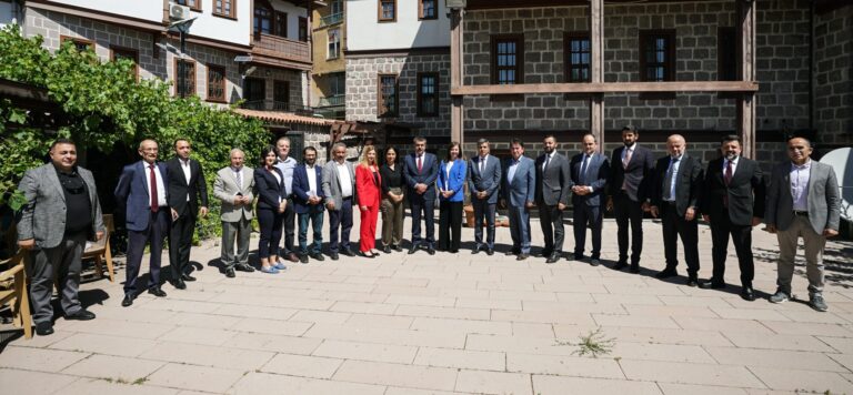 Millî Eğitim Bakanı Tekin, basın mensuplarıyla biraraya geldi