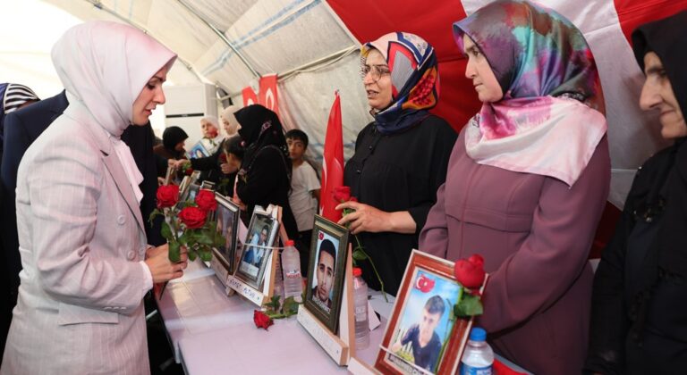 Aile ve Sosyal Hizmetler Bakanı Göktaş Diyarbakır Annelerini Ziyaret Etti