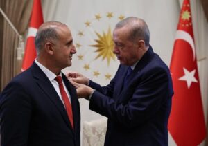 İYİ Parti’den istifa eden İncirliova Belediye Başkanı Aytekin Kaya AK Parti’ye katıldı! Rozet Başkan Erdoğan’dan….