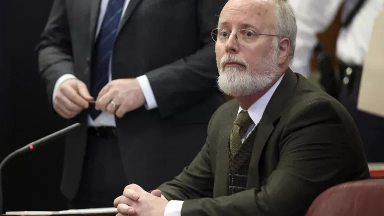 En az 245 kadına cinsel tacizde bulunan jinekolog 20 yıl hapis cezası aldı