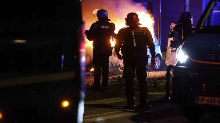 Fransa’da polis kurşunuyla ölen Nahel toprağa verildi, Macron Almanya ziyaretini erteledi