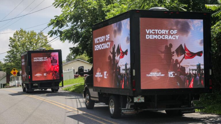 FETÖ elebaşı Gülen’in yaşadığı Pensilvanya’da araçlı ve uçaklı gösteriler düzenlendi