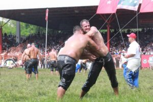 Kırkpınar er meydanı çekişmeli mücadelelere ev sahipliği yapıyor…