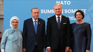 NATO liderleri ve eşleri, akşam yemeğinde bir araya geldi