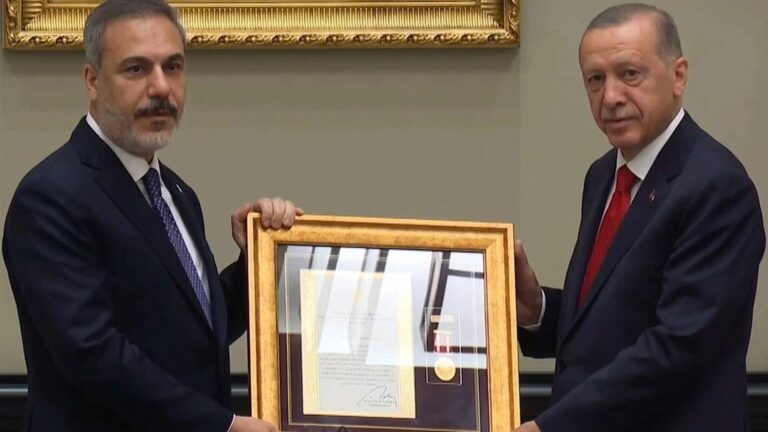 Erdoğan’dan Hakan Fidan’a “üstün hizmet madalyası”