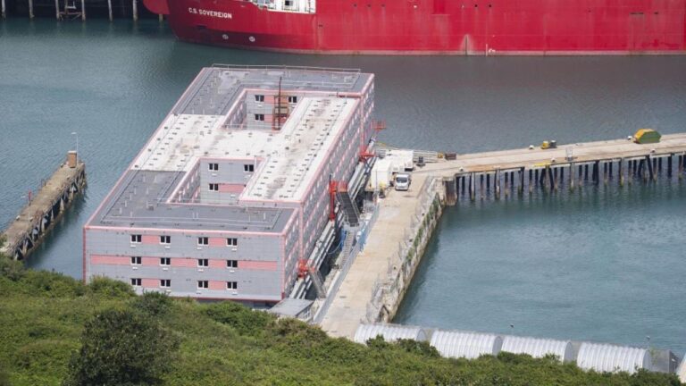 İngiltere’nin sığınmacı gemisi: Hapishanelerden filmlere Batı’nın insani yönü