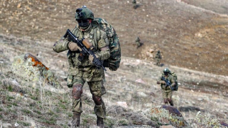 Hudut Kartalları 2’si terörist 5 kişiyi yakaladı