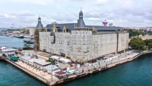 Dönüşü muhteşem olacak: Haydarpaşa Garı’nda yangının izleri siliniyor
