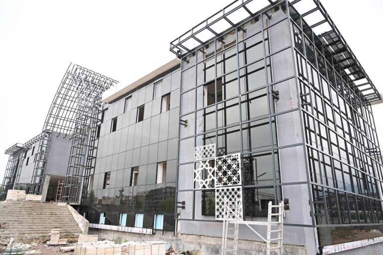 Kartepe Kent Meydanı Camii tamamlandığında 3 bin 500 kişi aynı anda ibadet edebilecek