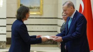 Büyükelçilerden Cumhurbaşkanı Erdoğan’a güven mektubu