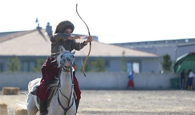 Vali Çiçek ve Başkan Büyükkılıç, Atlı Okçuluk Türkiye Şampiyonası’nı İzledi
