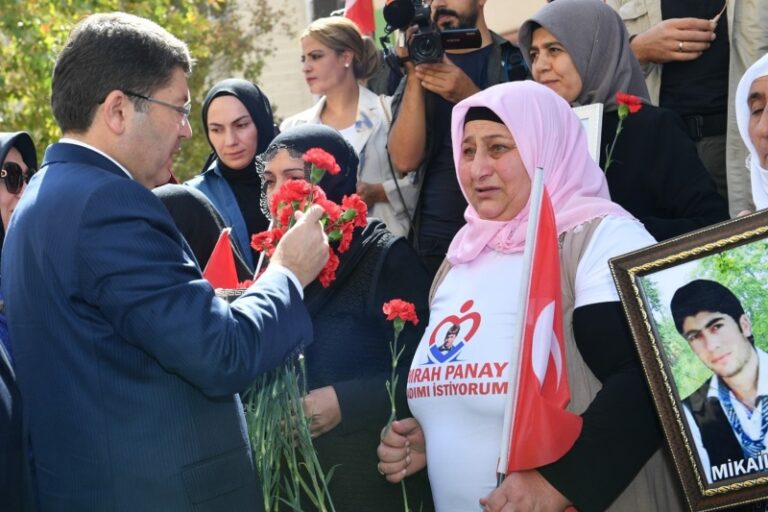 Adalet Bakanı Tunç: Diyarbakır annelerimizin mücadelesine her daim destek olacağız