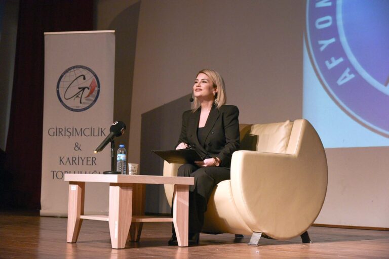 TRT Spikeri Sezen Yüce’den, Afyon Kocatepe Üniversitesi (AKÜ) Öğrencilerine “Etkili İletişim ve Türkçenin Doğru Kullanımı”