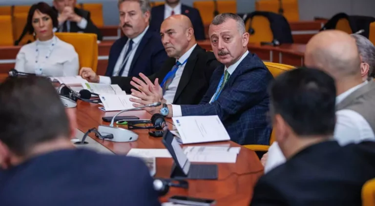 Kocaeli Büyükşehir Belediye Başkanı Tahir Büyükakın, Fransa’nın Strazburg kentinde insanlık dersi verdi