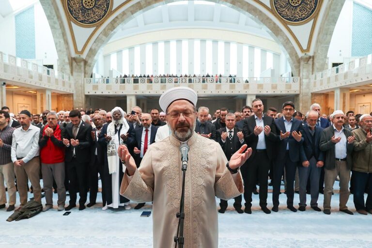 90 bin camide şehit Filistinliler için salalar okundu gıyabi cenaze namazı kılındı