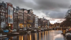 Amsterdam’da, birçok kişi ev bulma zorluğu yaşarken, şehirde hâlâ 10.000’den fazla boş ev bulunuyor