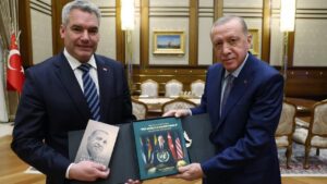 Cumhurbaşkanı Erdoğan, Avusturya Başbakanı’na kendi yazdığı kitapları hediye etti