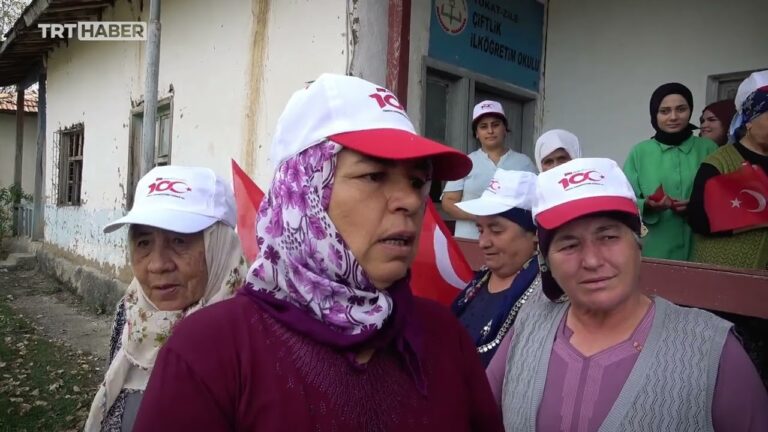 Şiir okuyarak Cumhuriyet’i kutlayan köylüler: Biz de Cumhuriyet kadınıyız