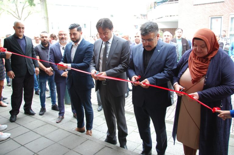 Hollanda Türk Federasyon bünyesinde çalışmalarını yürüten Vlaardingen Türk Dayanışma Derneği binasının açılışı yapıldı