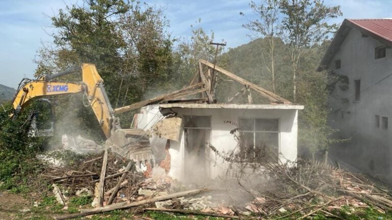 Kocaeli Gölcük’te metruk ve orta hasarlı 123 bina yıkıldı