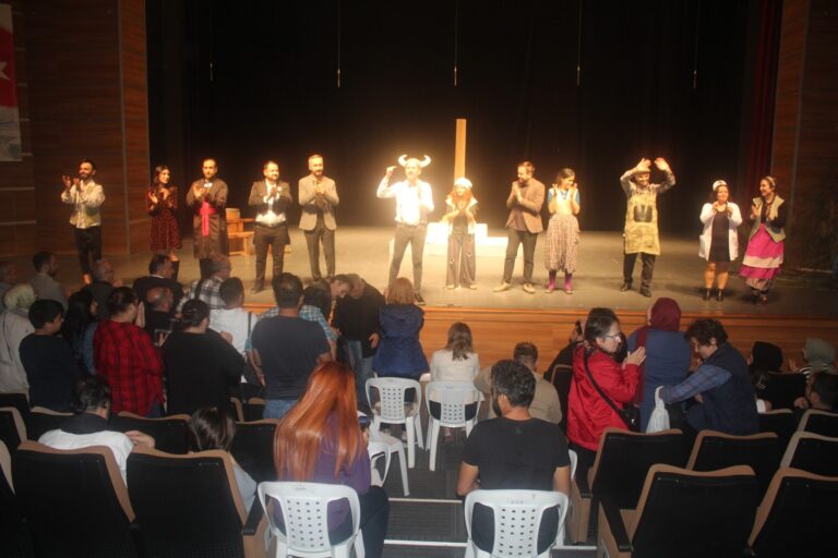 BİLKAR tiyatro topluluğu, Ayak Bacak Fabrikası adlı yeni oyunu ilk kez sahneledi