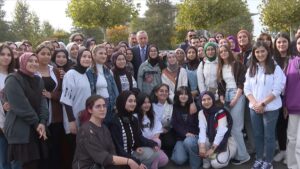 Cumhurbaşkanı Erdoğan, 15 Temmuz Şehitler Anıtı‘nı ziyaret eden gençlerle sohbet etti
