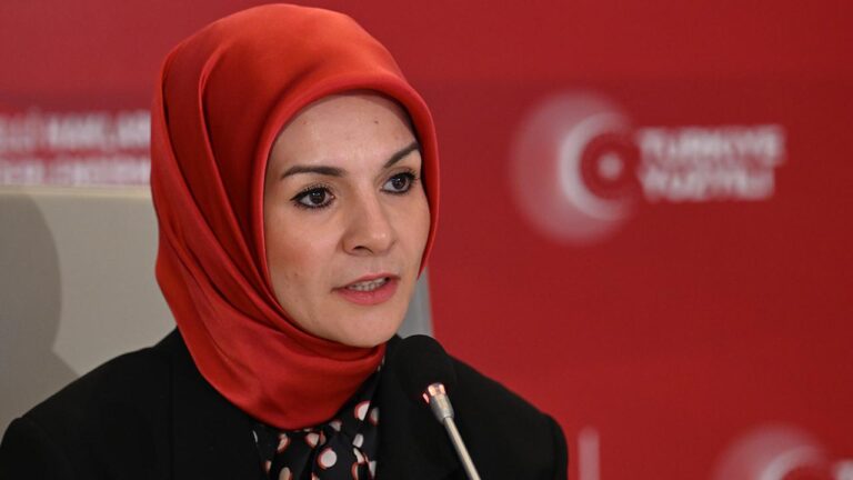 Aile ve Sosyal Hizmetler Bakanı Göktaş, “Avrupa’da ilk başörtülü milletvekili olarak meclise girdim”