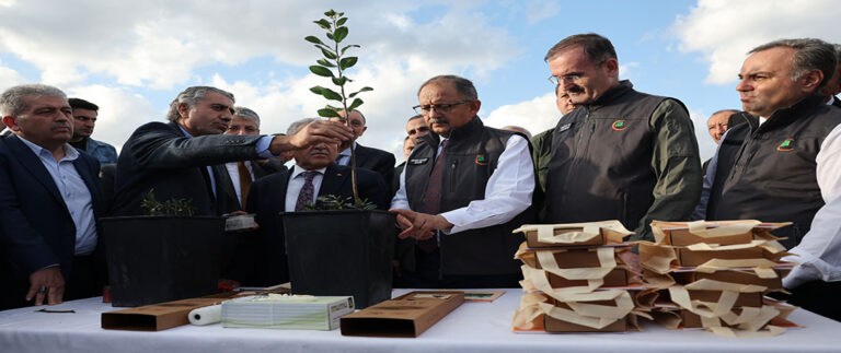 Bakan Özhaseki, Erciyes Üniversitesi oluşturulan ‘Gen Bahçesi’nde  Ahlat ve Alıç ağaçlarına aşı yaptı