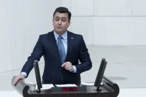 AK Partili Osman Gökçek’ten kürsüde Özgür Özel’e sert sözler: ‘HDP’den oy alabilmek için kulağınızın üstüne yattınız’