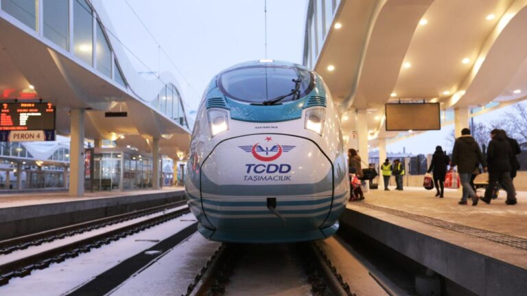 YHT’ler ara tatilde yolcu sayısı ile rekor kırdı