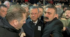 CHP Genel Başkanı Özel şehit cenazesinde yuhalandı: “Özgür dışarı” sloganları atıldı
