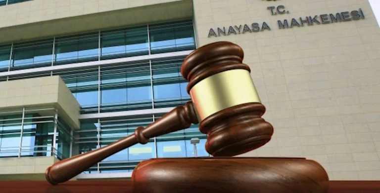 (MHP) Genel Başkanı Devlet Bahçeli, “Anayasa Mahkemesi’nin önünde görüşülmeyi bekleyen 129 bin 140 bireysel başvuru dosyası var”