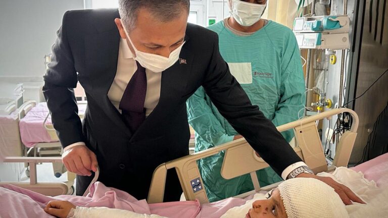 Bakan Yerlikaya köpeklerin saldırdığı Tunahan’ı ziyaret etti