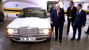Bahçeli, klasik otomobilini hediye etti