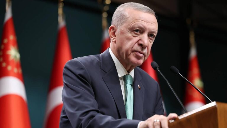 Cumhurbaşkanı Erdoğan: Teröristle aynı dili konuşan terörist gibi muamele görmekten kaçamaz.