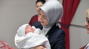 Aile ve Sosyal Hizmetler Bakanı Göktaş, Yeni Yılın ilk bebeklerini ziyaret etti