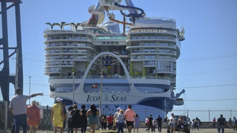 Çevrecilerin karşı çıktığı dünyanın en büyük yolcu gemisi denize açılıyor