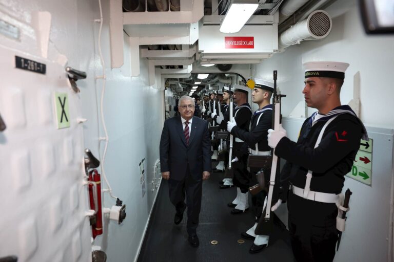 Millî Savunma Bakanı Güler, TCG GÖKOVA Fırkateyninde görev yapan kahraman zenizcilerimizin Yeni Yılını Kutladı