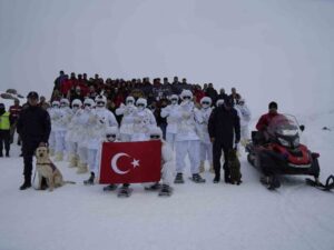 Zigana Dağı ve Kayak merkezinde üniversite öğrencilerine çığda arama ve kurtarma eğitimi
