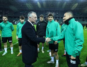 Kocaeli Büyükşehir Belediye Başkanı Büyükakın’dan kritik maç öncesi Kocaelispor’a moral ziyareti