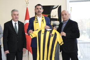 İstanbul Büyükşehir Belediye Başkan Adayı Murat Kurum, İstanbulspor Kulübü’nü ziyaret etti
