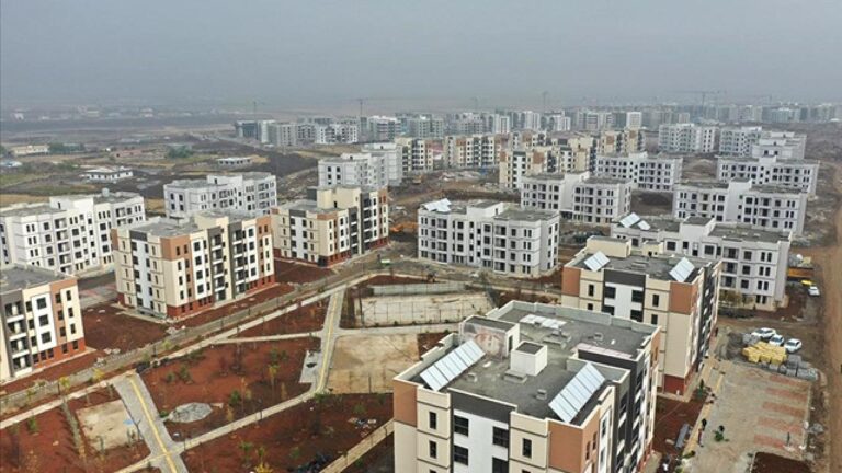 Deprem konutları hak sahiplerine teslim ediliyor