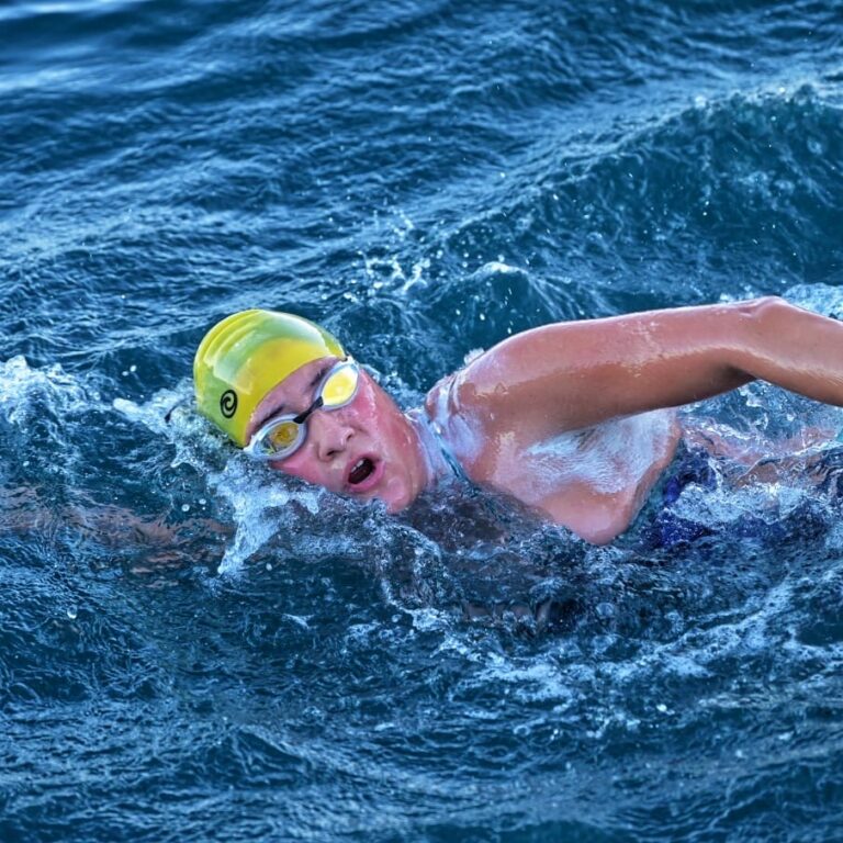 Aysu Türkoğlu, Yeni Zelanda’da Cook Strait’i yüzerek geçerek yeni rekora imza attı