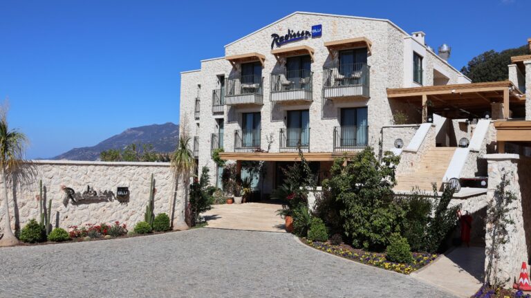 Merhum Gazeteci Beyhan Cenkçi’nin de hayali olan “Radisson Blu Hotel” hizmete açıldı