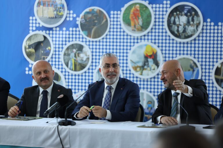 Çalışma ve Sosyal Güvenlik Bakanı Prof. Dr. Vedat Işıkhan, Adıyaman’da “Türkiye Yüzyılı’nda Çalışma Hayatı Buluşmaları” programında iş insanları ile bir araya geldi.