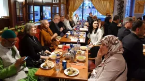 İslami geleneklerin zayıflaması bir yana, Avrupa ve Amerika sokakları iftar sofraları ile renkleniyor…