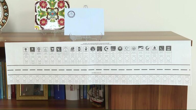 En uzun oy pusulası 1 metre ile İstanbul’da