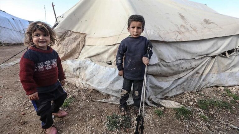 İdlib’deki kamplarda yaşayan siviller, ramazanı yokluk içinde karşıladı