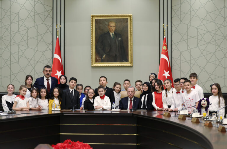 Cumhurbaşkanı Erdoğan, Millî Eğitim Bakanı Tekin ve beraberindeki çocukları kabul etti