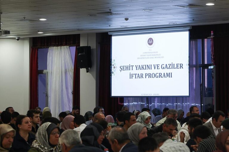 Diyanet İşleri Başkanı Erbaş, şehit yakınları ve gazilerle iftar sofrasında buluştu